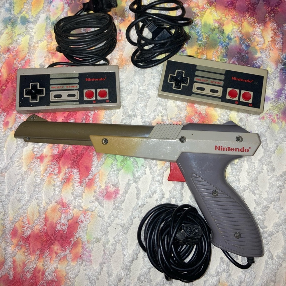 1985 Nintendo original controllers and zap gun